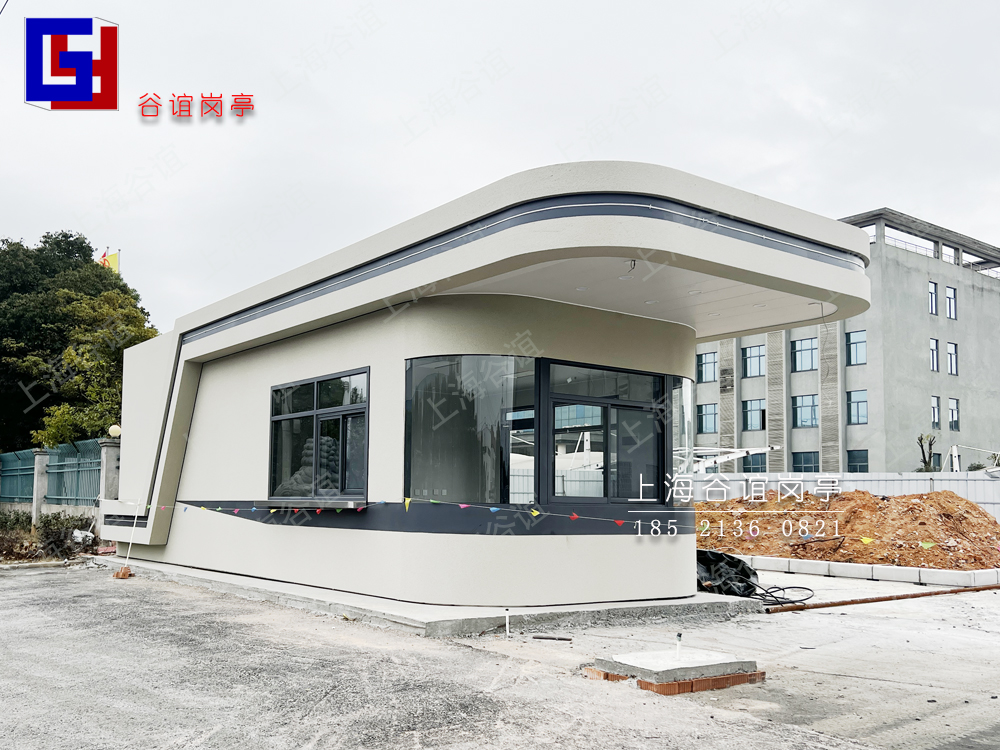 钢结构成品岗亭因其材料特性（强度高、可塑性强）和模块化生产优势，在造型和耐用性上具有显著特点